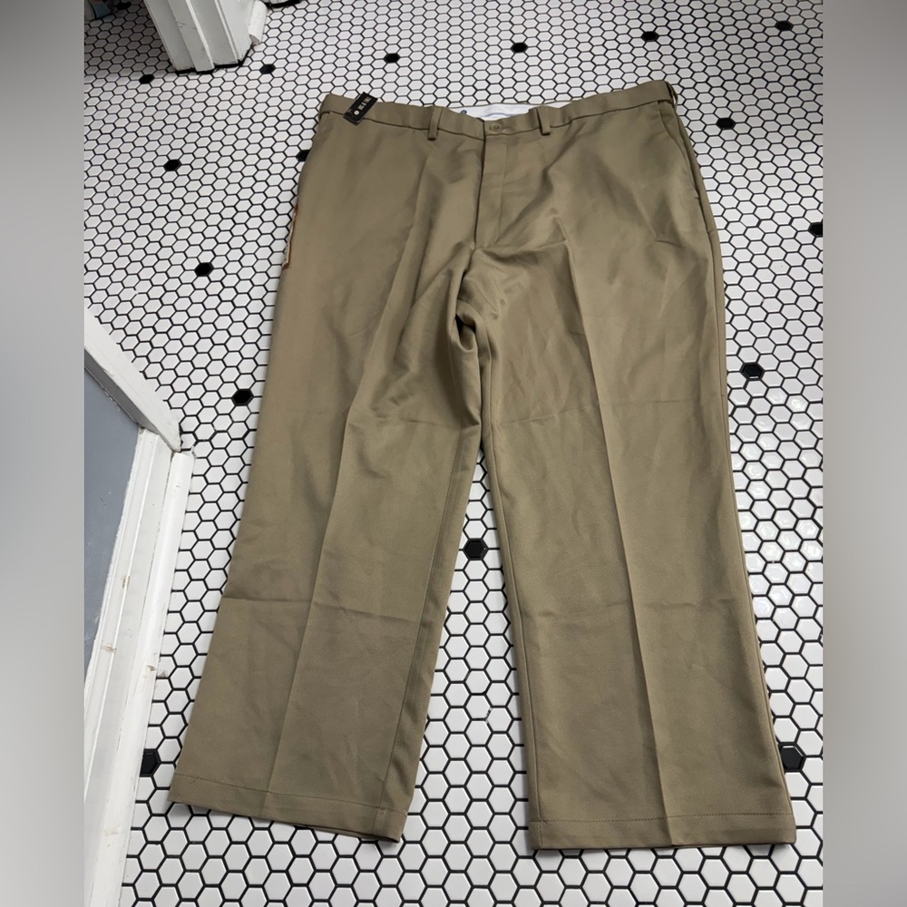 NWT haggar Men's Tan Pants cool 18 classic fit size 44x29